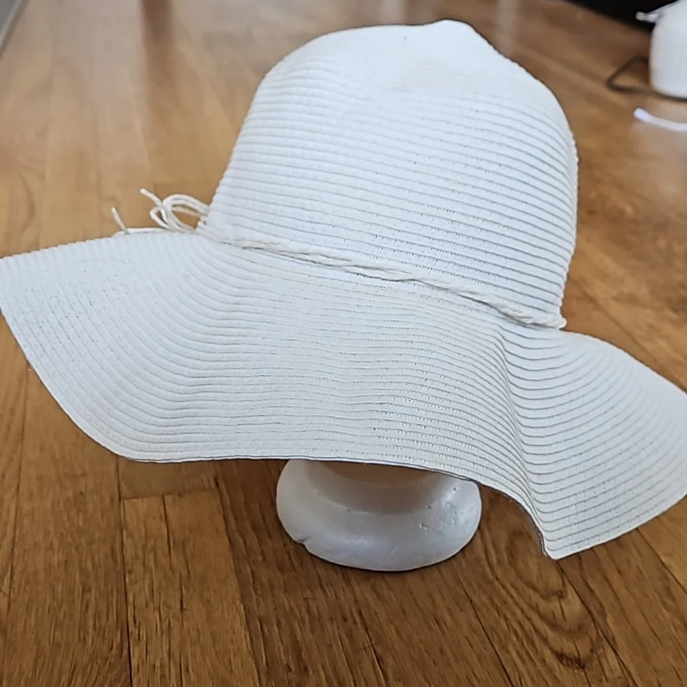 Jaclyn Smith floppy summer straw hat